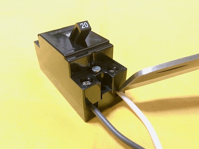 ブレーカー(配線用遮断器)　芯線被覆へ印をつける
