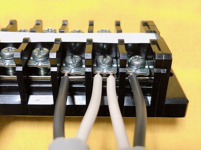 端子台　差し込む芯線が2本　2本目は右側に差し込む